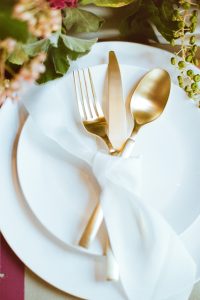 minimalist table setting for wedding