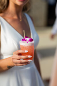 coral and peach summer wedding_colorful wedding drinks